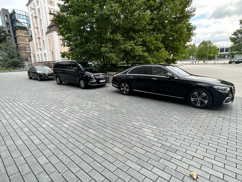 Schwarzer Luxus-SUV auf einer Landstraße bei Sonnenuntergang