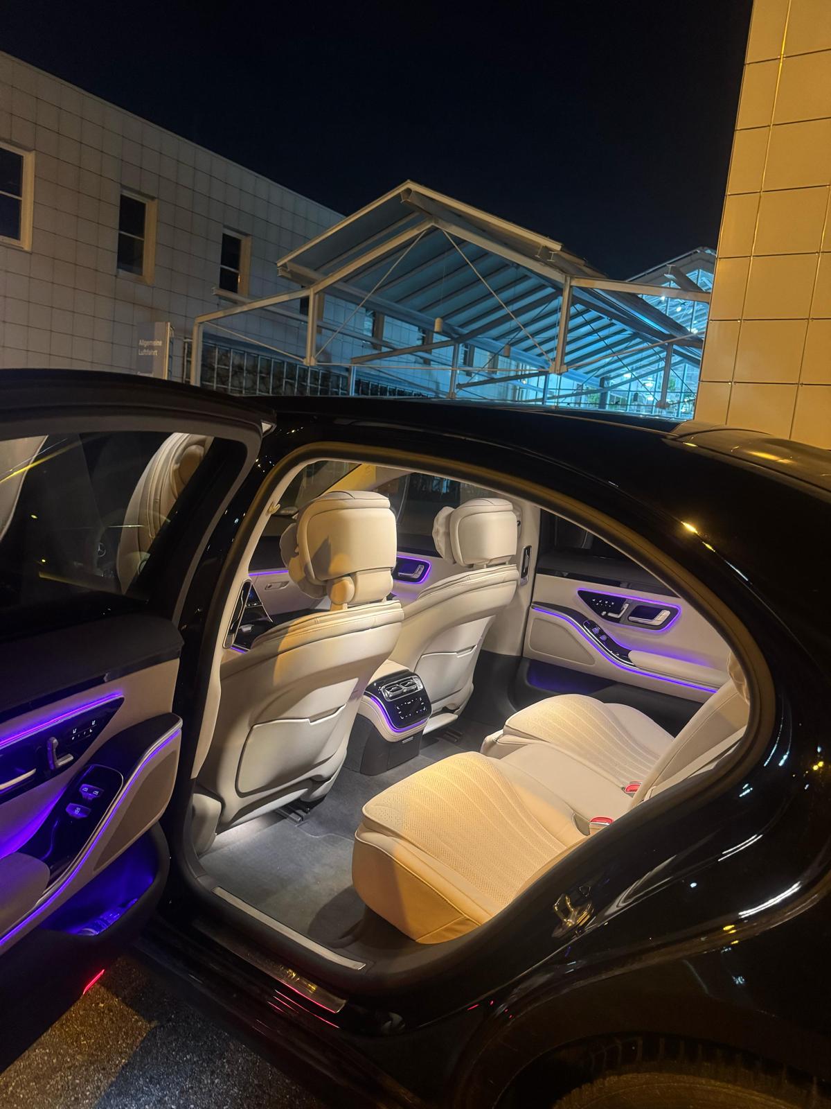 Detailaufnahme eines Luxusautomobils mit goldenem Akzent
